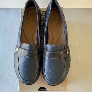 BRAND NEW CLARK LOAFERS COLOR NAVY - SIZE 9W